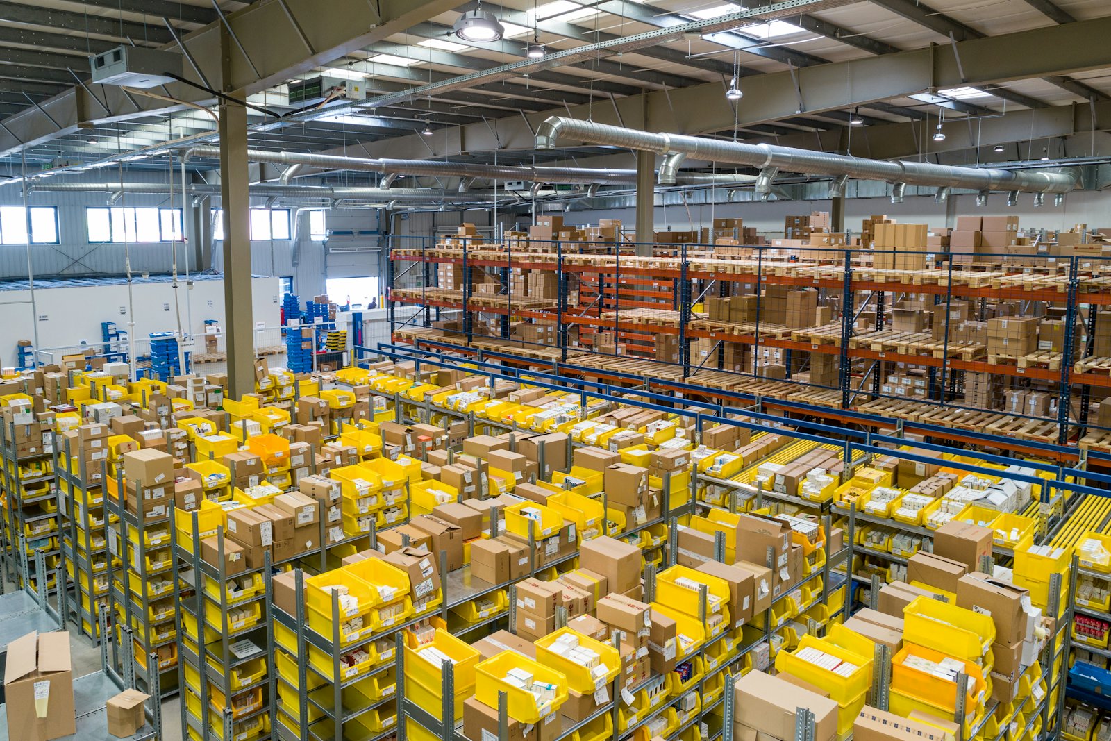 Bodega con materiales y suministros